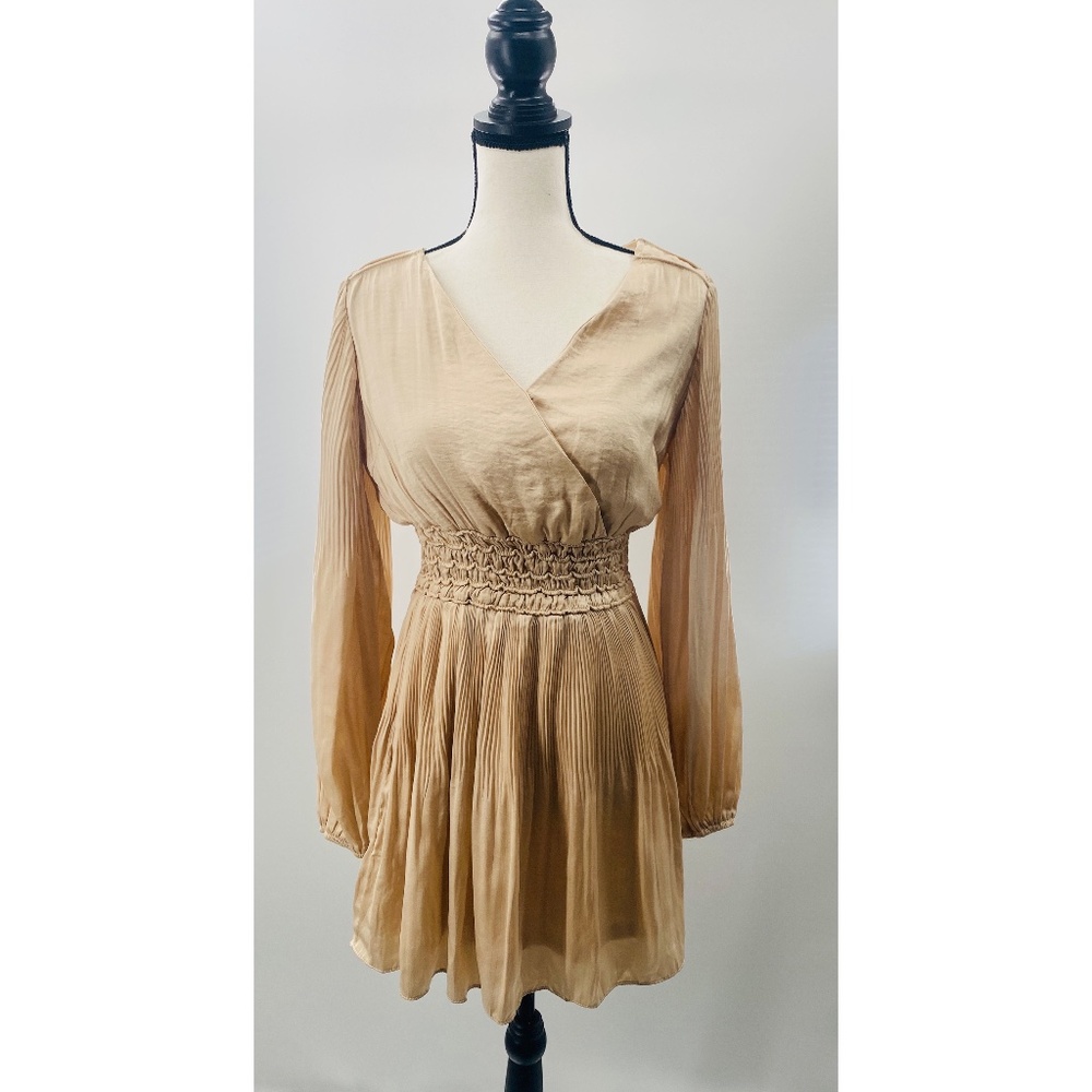 She + Sky Champagne‎ Colored V-Neck Long Sleeve Pleated Short Dress